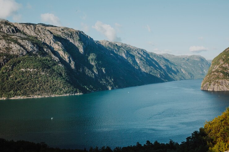 Foto grátis lago rodeado por paisagem rochosa