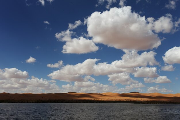 Lago sob o céu azul e nuvens brancas em Xinjiang, China