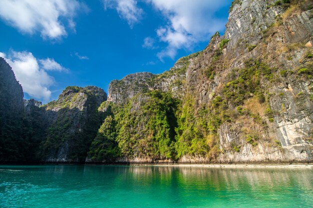 Lagoa azul de Pileh na ilha da phi da phi, Tailândia.