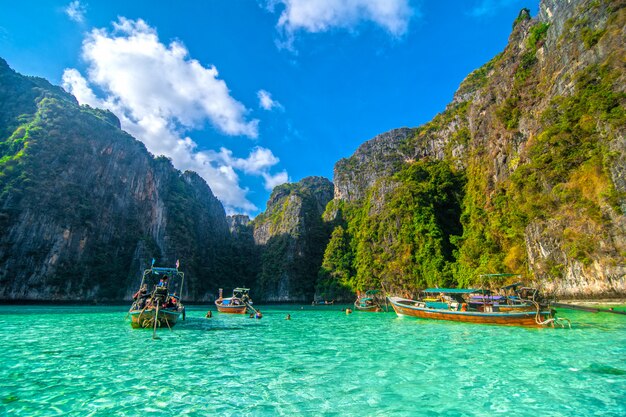 Lagoa azul de Pileh na ilha da phi da phi, Tailândia.