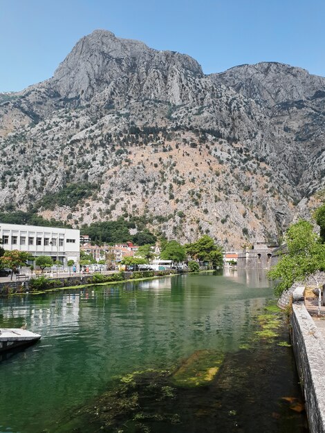 Lagoa perto da torre Kampana em Kotor, Montenegro
