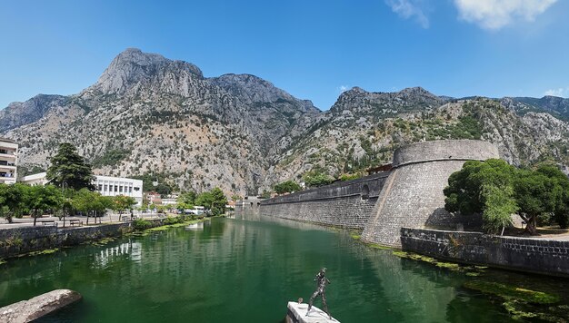 Lagoa perto da torre Kampana em Kotor, Montenegro