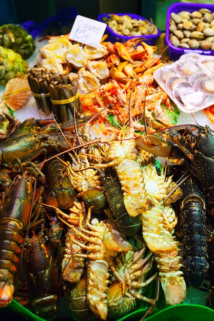 Foto grátis lagosta e outros frutos do mar no mercado espanhol