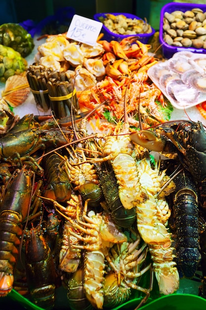 Lagosta e outros frutos do mar no mercado espanhol