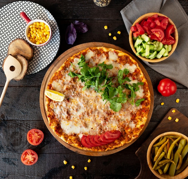 Lahmajun turco com queijo de carne e limão