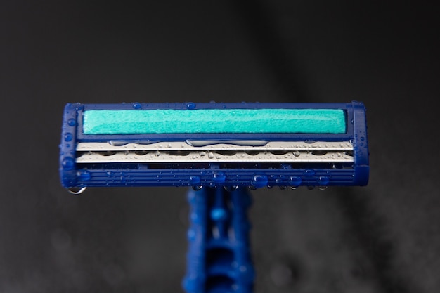Foto grátis lâmina de barbear descartável azul com gotas de água