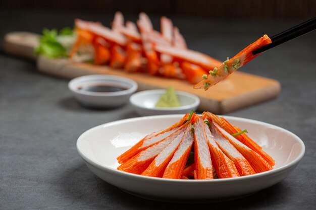 Lâminas frescas de palitos de caranguejo com wasabi e molho de soja