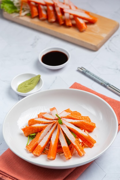 Foto grátis lâminas frescas de palitos de caranguejo com wasabi e molho