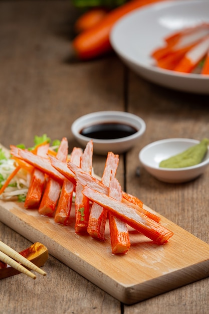 Lâminas frescas de palitos de caranguejo com wasabi e molho