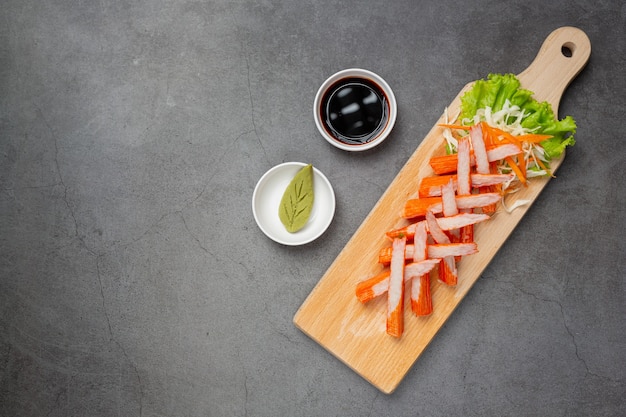 Lâminas frescas de palitos de caranguejo com wasabi e molho