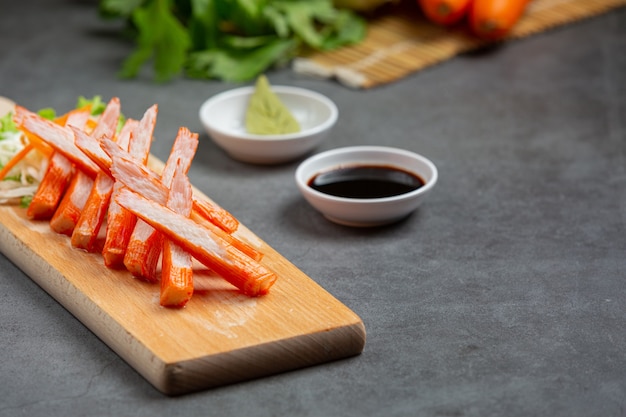 Foto grátis lâminas frescas de palitos de caranguejo com wasabi e molho