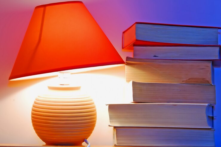 Foto grátis lâmpada de mesa e livros
