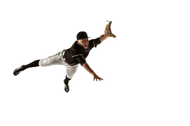 Lançador jogador de beisebol com uniforme preto treinando em uma parede branca
