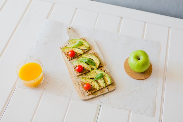 Foto grátis lanche creativo saudável para a manhã