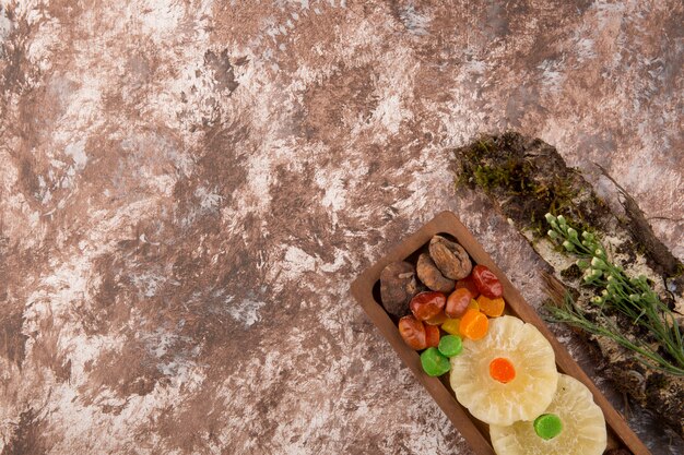 Foto grátis lanche e prato de ftuis seco com ervas à parte