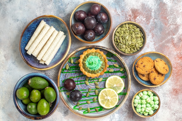 Lanche gostoso e charmoso de cima para baixo com biscoitos doces feykhoas de ameixa madura