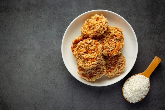 Lanche tailandês; KAO TAN ou biscoito de arroz em uma tigela branca