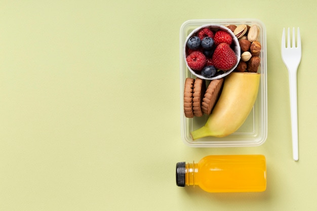 Foto grátis lancheira de comida saudável com garrafa de suco