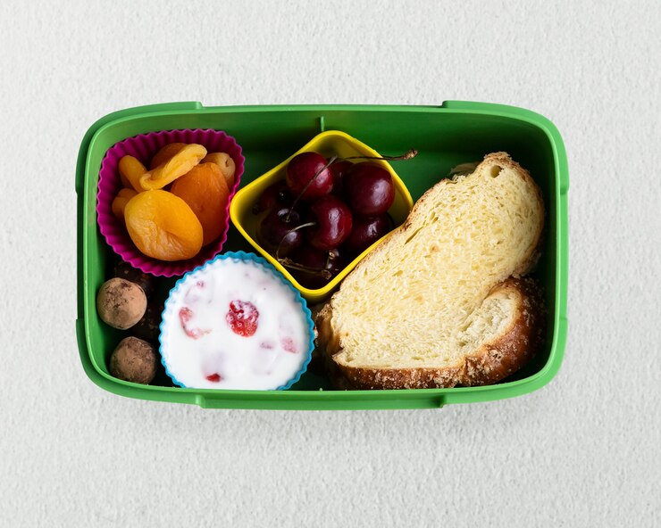 Foto grátis lancheira de comida saudável para crianças com pão chalá e frutas secas