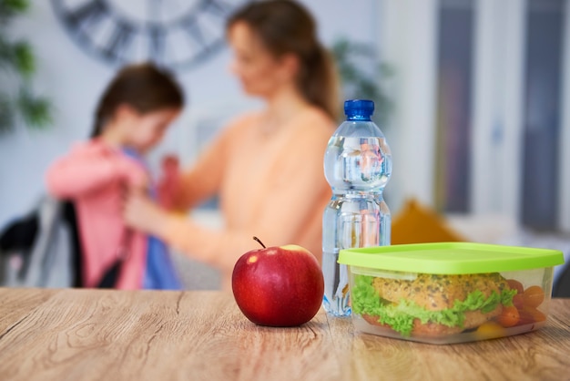 Foto grátis lancheira escolar saudável com sanduíche e vegetais frescos