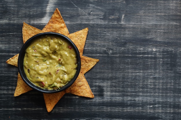 Lanches. deliciosos nachos com guacamole