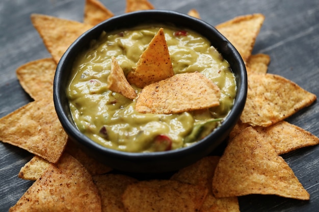 Lanches. Deliciosos nachos com guacamole