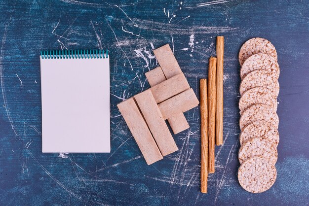 Lanches e biscoitos com um livro de recibos à parte.