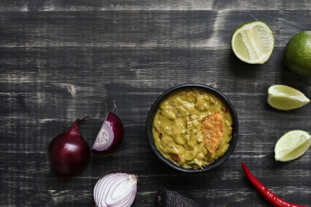 Lanches. Nacho com molho de guacamole na mesa