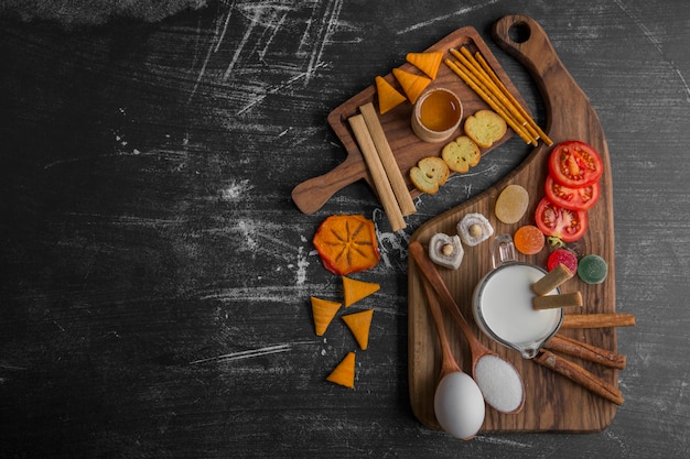 Lanchonete com biscoitos e vegetais