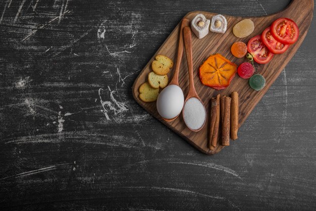 Lanchonete com pão, biscoitos e verduras