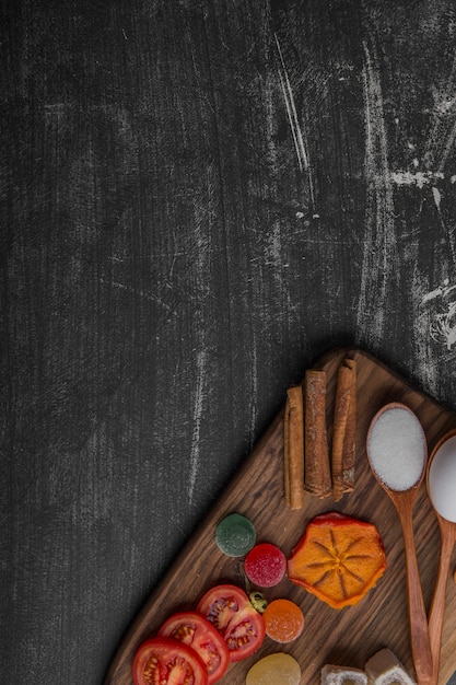 Foto grátis lanchonete com salgadinhos, biscoitos e salgados