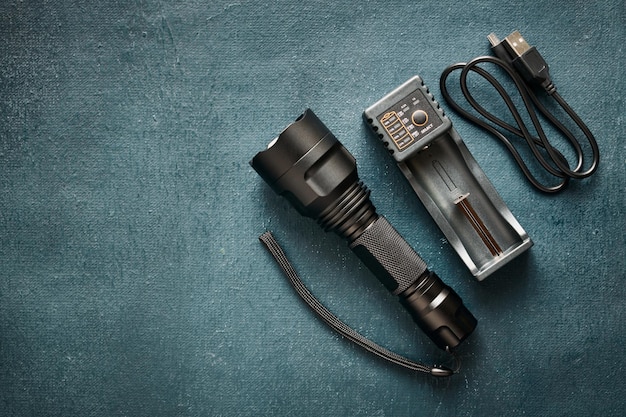 Lanterna de bolso led e carregador de bateria com cabo usb, close-up