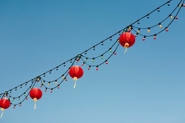 Lanternas chinesas no céu