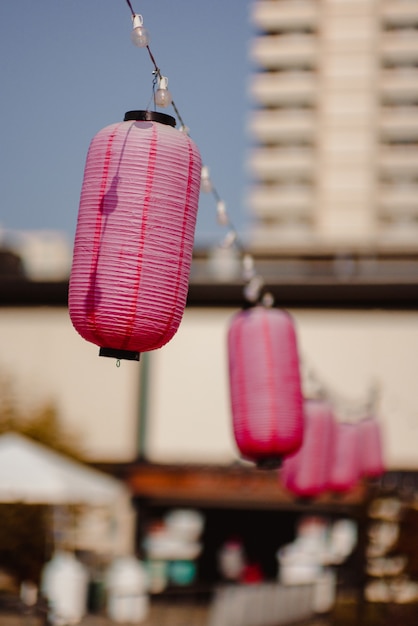 Foto grátis lanternas penduradas em uma corda