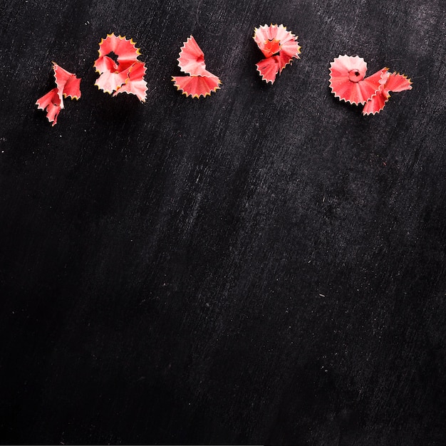 Foto grátis lápis chips na mesa preta