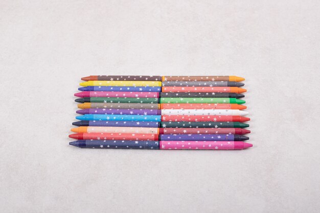 Lápis coloridos em fundo branco