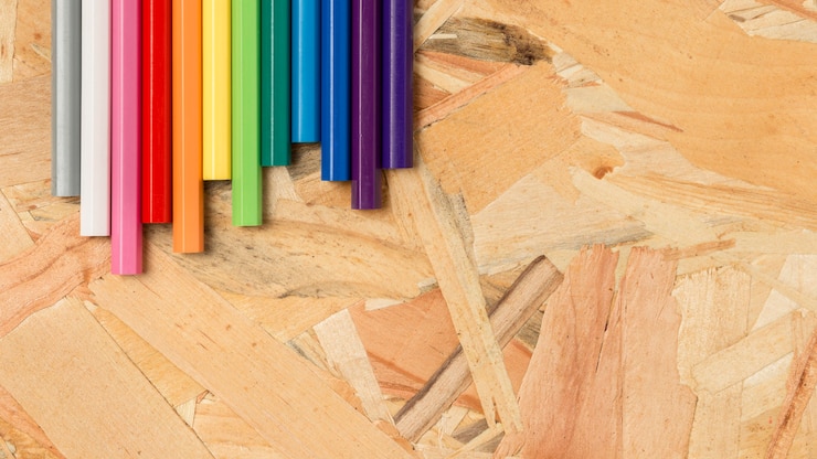 Foto grátis lápis coloridos em tons quentes e frios