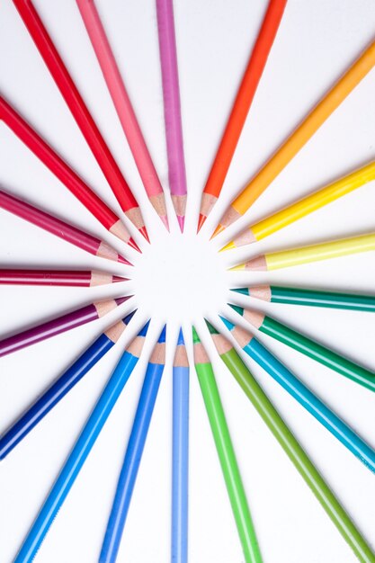 Lápis coloridos em um círculo