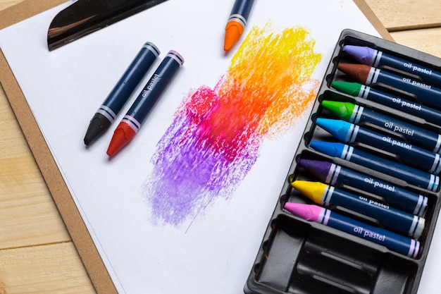 Lápis coloridos na mesa de madeira