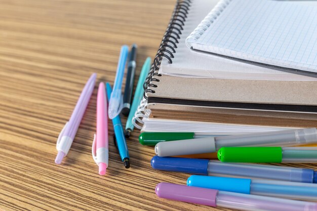Lápis de cor e caderno de desenho em uma mesa