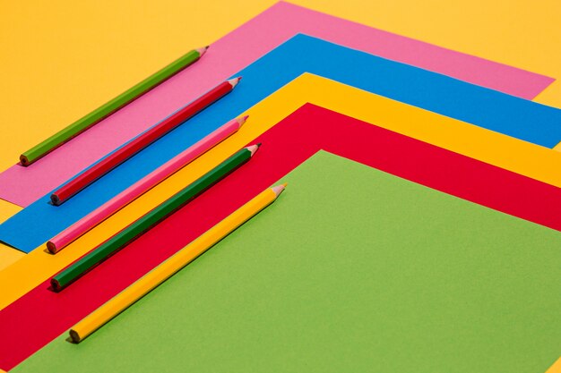 Lápis de cor e papel colorido