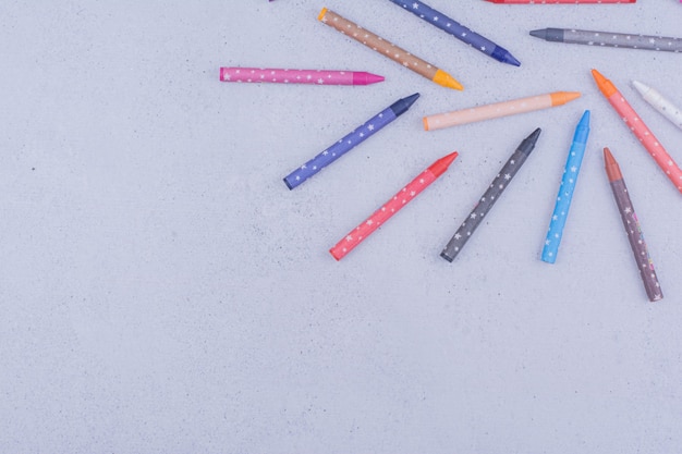 Foto grátis lápis de cor multicolor em formas geométricas decorativas