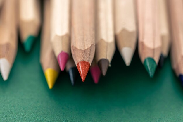 Lápis de madeira multicoloridos closeup para desenho isolado