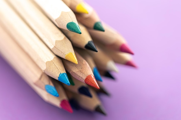 Foto grátis lápis de madeira multicoloridos closeup para desenho isolado