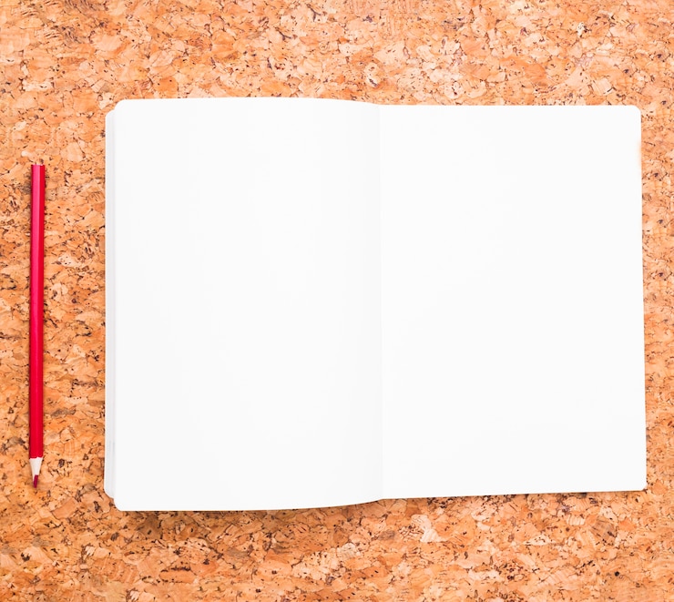 Foto grátis lápis e caderno aberto