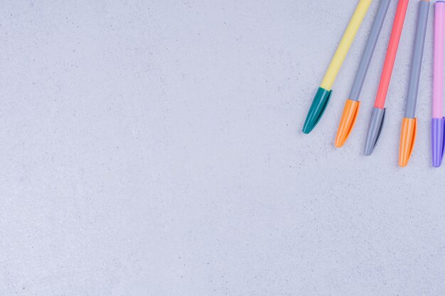 Lápis lineares multicoloridos para colorir ou fazer mandala