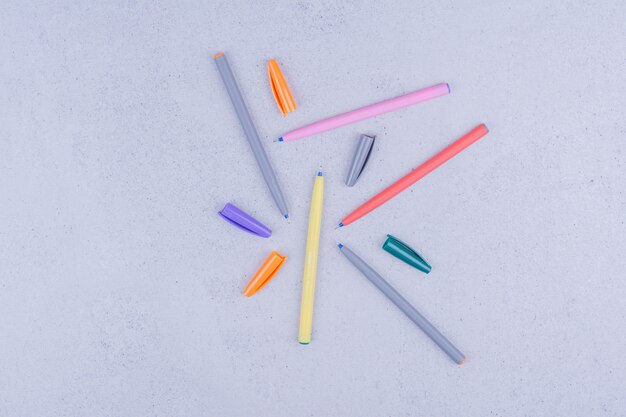 Lápis lineares multicoloridos para colorir ou fazer mandala