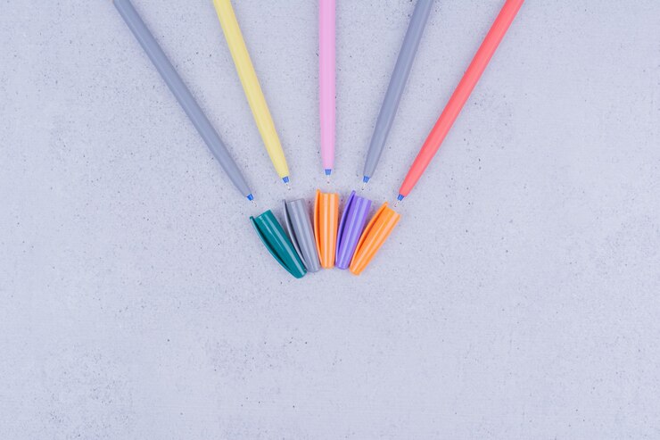 Foto grátis lápis lineares multicoloridos para colorir ou fazer mandala