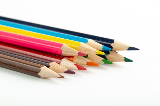 Lápis para desenhar brilhantes coloridos alinhados em branco