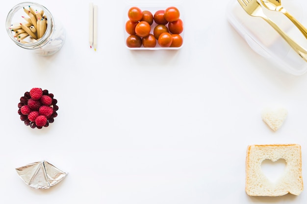 Foto grátis lápis perto de lancheira e comida